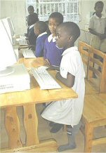 étudiantes dans une école primaire à Bushenyi acquérir des compétences informatiques