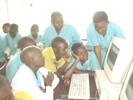 Filles de l'école Nabisunsa participer à une leçon de IT