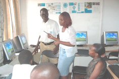 enseignants participent  un atelier informatique donn par  membres de l'quipe UConnect Ouganda